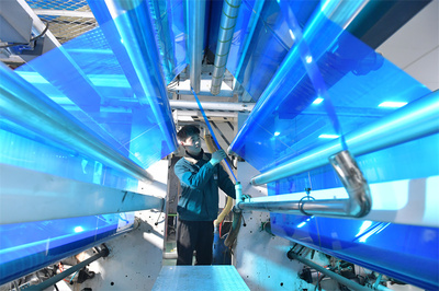 2月26日,在山东临沂佳润新材料生产车间,高精度涂布机、吹膜机等设备全负荷运转,工人在生产线上忙碌。