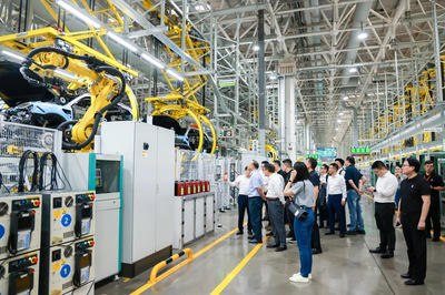 宁德时代携手问界,以“厂中厂”模式加速扩产